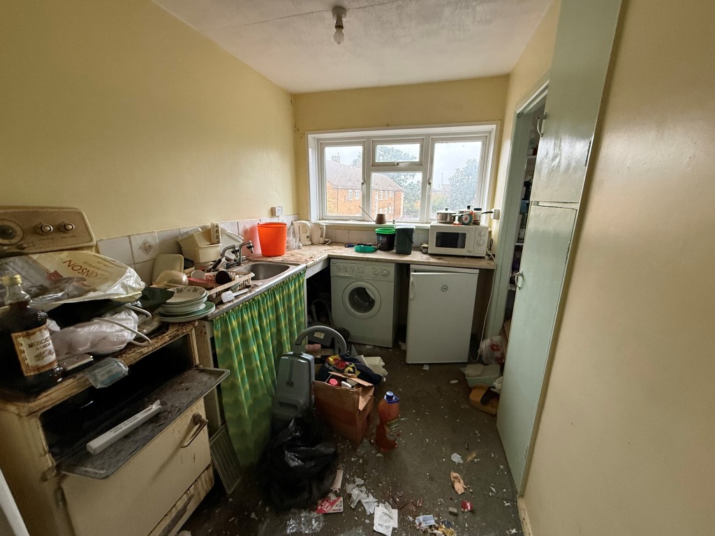 Lot: 105 - TWO-BEDROOM 2ND FLOOR FLAT FOR REFURBISHMENT - Part tiled kitchen with cupboards, storage and pantry